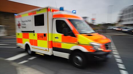 Die schwer verletzte Schülerin wurde per Rettungswagen in ein Krankenhaus gebracht. (Symbolbild)
