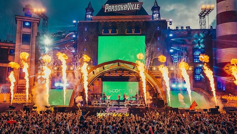 Schon zweimal heizte Scooter beim Parookaville ein. 2026 gibt sich die Band ein drittes Mal die Ehre. Schon zweimal heizte Scooter beim Parookaville ein. 2026 gibt sich die Band ein drittes Mal die Ehre.