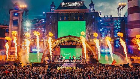 Schon zweimal heizte Scooter beim Parookaville ein. 2026 gibt sich die Band ein drittes Mal die Ehre.