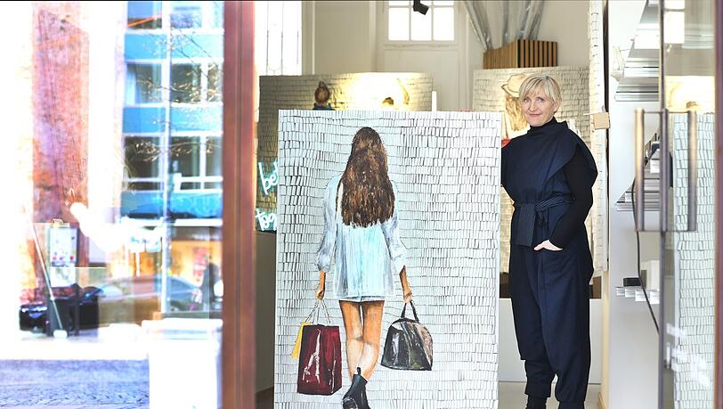 Im Galerieladen im Ruffinihaus der Stadt M&uuml;nchen: K&uuml;nstlerin Martina Hamrik mit einem ihrer Schlaufenbilder, das mit lauter kleinen Leinenstreifen best&uuml;ckt ist.