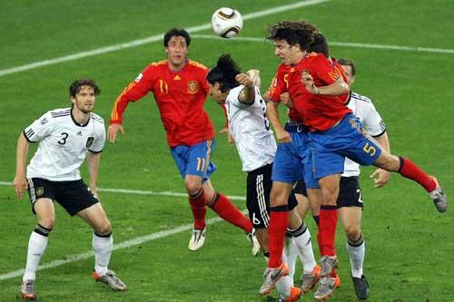 Ein Treffer mitten ins Herz von Fußball-Deutschland: Carles Puyol köpft zum 1:0 für Spanien ein