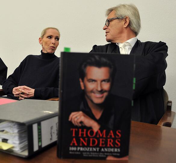 Stein des Anstoßes: Anders Biografie "100 Prozent Anders". Hier beschreibt er seine Ex-Frau als luxus- und verschwendungssüchtig...