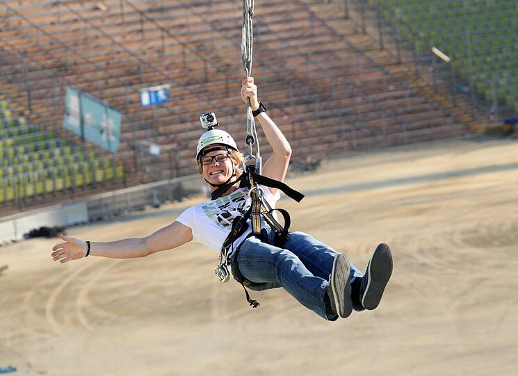 AZ-Reporter Tim Wessling am 200 Meter langen Seil im Olympiastadion.