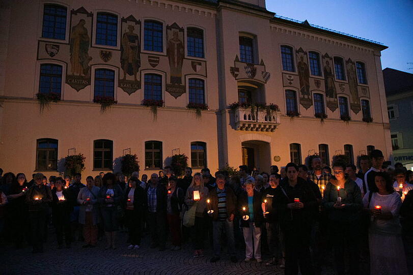 Stille Trauer und ein Zeichen gegen Gewalt: Die Bad Reichenhaller demonstrieren und zünden Kerzen an nach dem Mord in der WM-Nacht.