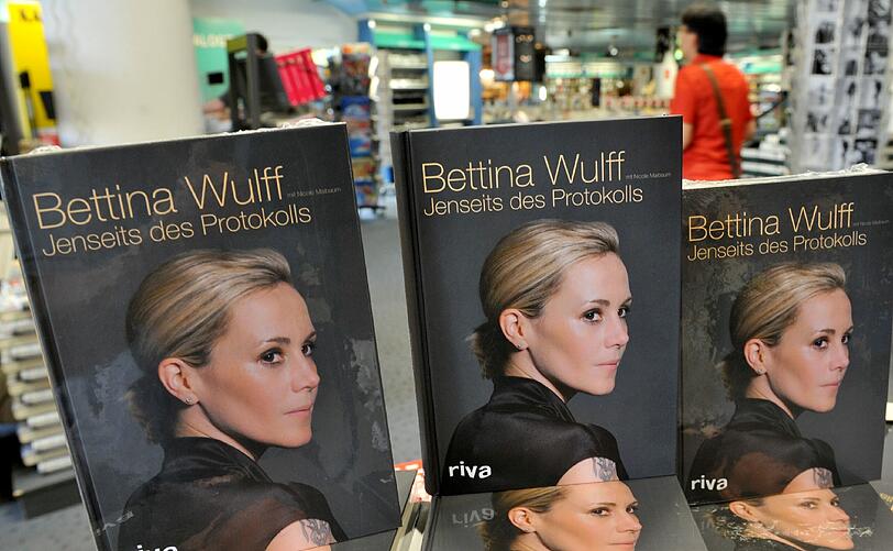 10. September 2012: Früher als angekündigt ist das Buch der früheren First Lady, "Jenseits des Protokolls", in Buchhandlungen erhältlich.