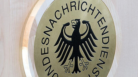 Der BND soll dem US-Geheimdienst NSA über Jahre geholfen haben, europäische Firmen und Politiker auszuspähen.