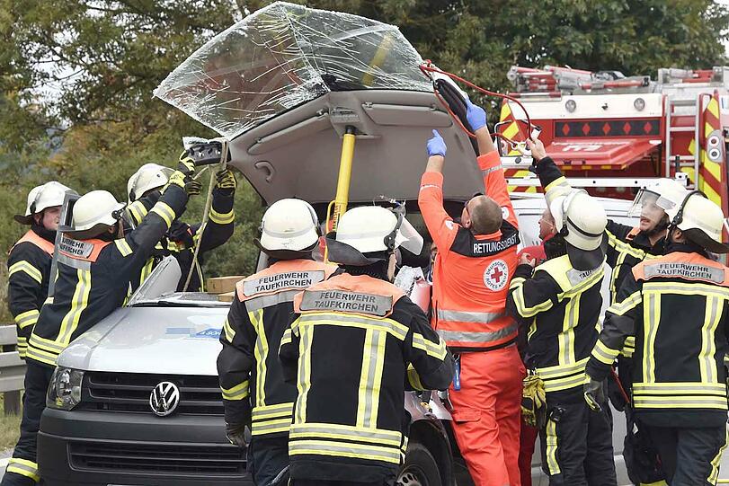 Bei dem Unfall auf der A995 wurde ein Mann verletzt. Die Bilder vom Rettungseinsatz!