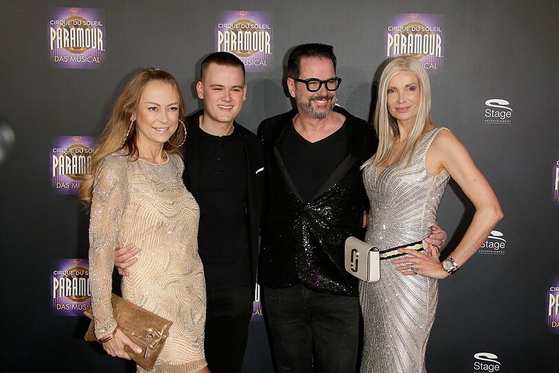 Jenny Elvers mit Ex Alex Jolig (2.v.r), dem gemeinsamen Sohn Paul (2.v.l.) und Joligs Ehefrau Brit