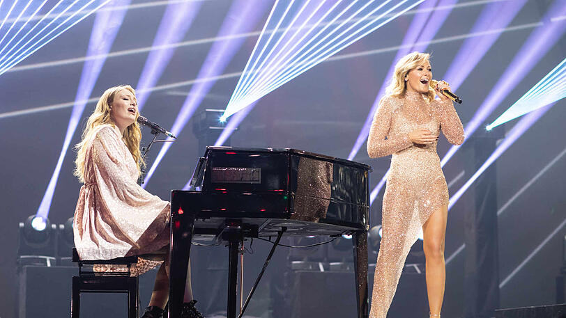 Freya Ridings begleitet Helene Fischer am Klavier.