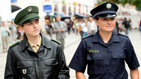 Der Radler gab an, die neue blaue Uniform nicht als Polizei erkannt zu haben.