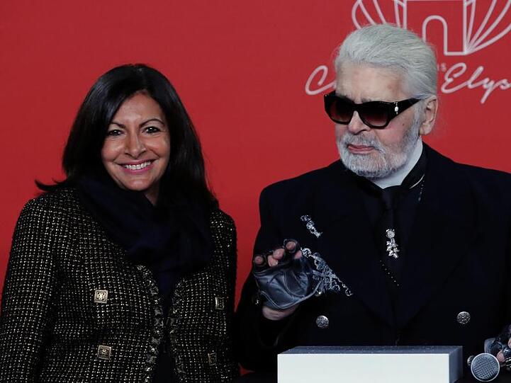 Modedesigner Karl Lagerfeld und Bürgermeisterin Anne Hidalgo bei der Zeremonie.