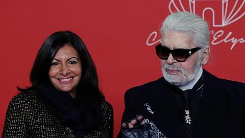 Modedesigner Karl Lagerfeld und Bürgermeisterin Anne Hidalgo bei der Zeremonie.