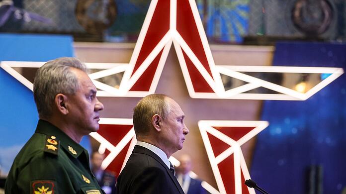 Russlands Präsident Wladimir Putin und Verteidigungsminister Sergej Schoigu (l) besuchen eine Militärausstellung in Moskau (Archivbild).