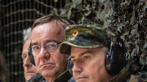 "Wir sind nicht die einzigen, die nicht liefern": Boris Pistorius (M.) neben Brigadegeneral Michael Bender.