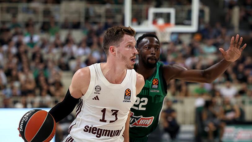 Bayerns Andreas Obst (l) zieht gegen Athens Jerian Grant.