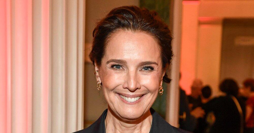 Begeisterte-Reaktionen-D-sir-e-Nosbusch-berrascht-mit-grauen-Haaren