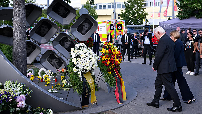 Bundespr&auml;sident Frank-Walter Steinmeier und Elke B&uuml;denbender am Denkmal f&uuml;r die Opfer des rassistischen Attentats am OEZ.