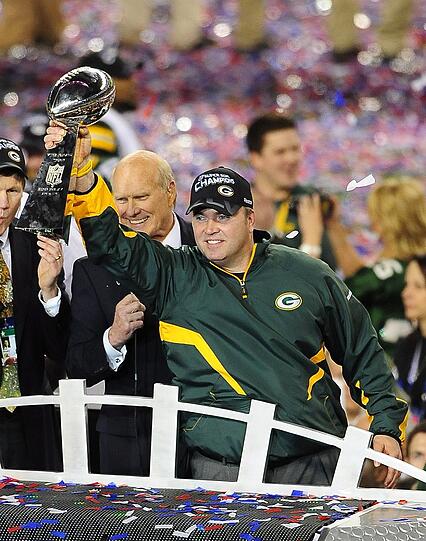 DieGreen Bay Packers sind zum vierten Mal Super Bowl-Champion. Am Sonntagabend (Ortszeit) besiegte das Team aus dem US-Bundesstaat Wisconsin in einem spannenden Endspiel der National Football-League
(NFL) in Dallas Rekordmeister Pittsburgh Steelers mit 31:25. Die Bilder vom Sportfest.