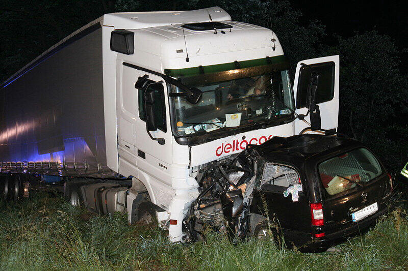 Schrecklicher Unfall bei Rott am Inn: Ein Pkw-Fahrer prallte aus noch ungeklärter Ursache frontal gegen einen Lkw. Der Pkw-Fahrer wurde bei dem Aufprall sofort getötet und  im Fahrzeug eingeklemmt. Fünf Stunden versuchten Hilfskräfte der Feuerwehr, das Opfer zu bergen. Die Bilder.