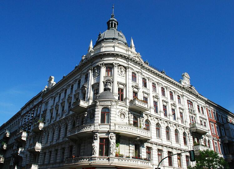 Schöne Fassade, aber welche Reparaturen sind fällig, und wie steht&rsquo;s mit den regelmäßigen Kosten? Über Fragen wie diese sollten sich Käufer wie auch Verkäufer im Klaren sein.