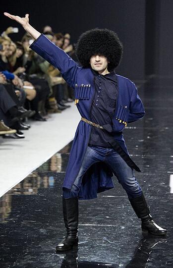 Model im Dschingis Kahn-Look.