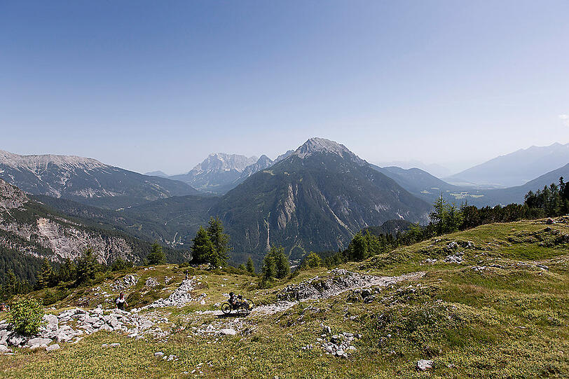 Immer Richtung Süden auf schmalen, steinigen Pfaden: Traumhafte Panoramen sind der Lohn der Alpenüberquerer. Eine Alpenüberquerung eines Rollstuhlfahrers hat es so zuvor noch nicht gegeben, denn die Strecke ist für Mountainbikes ausgelegt.