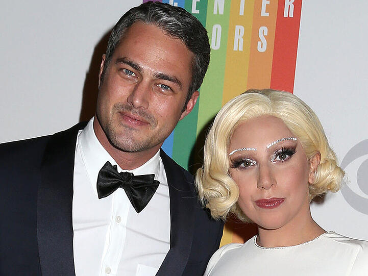 Anzug und weißes Kleid: Taylor Kinney und Lady Gaga bei einem gemeinsamen Auftritt im Dezember