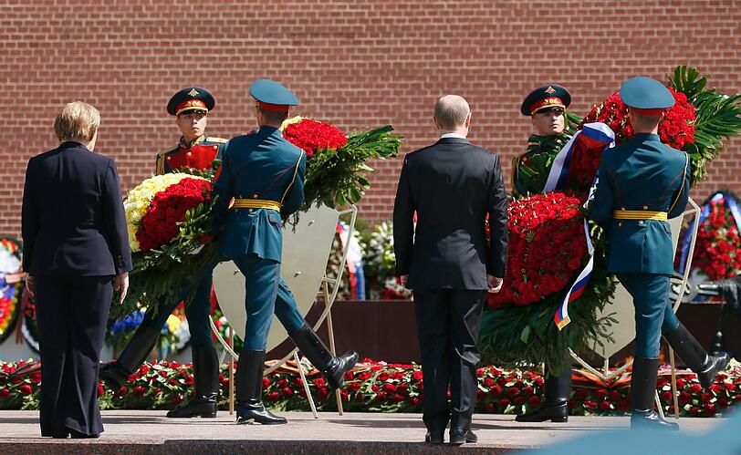 Angela Merkel und Wladimir Putin legten gemeinsam am Grabmal des Unbekannten Soldaten einen Kranz nieder. Anschließend gingen die beiden zu Fuß durch den Alexandergarten in den Kreml.