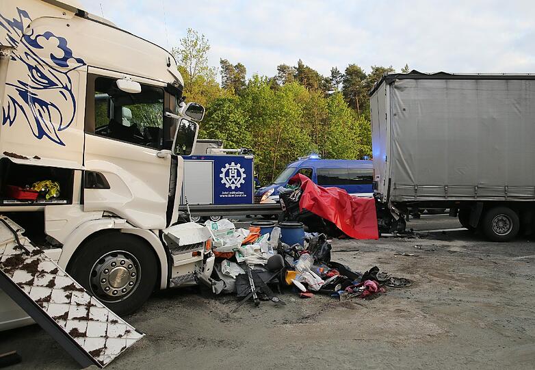 Horror-Unfall auf der A6 bei Nürnberg: Ein LKW schiebt ein Auto unter einen anderen LKW. Vier Menschen sterben.
