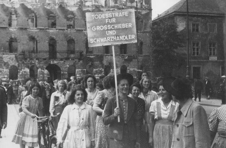 Beim "Tag der Archive" zeigt das Stadtarchiv seine Ausstellung über &bdquo;Münchner Frauen in den Kriegs- und Nachkriegsepochen des 20. Jahrhunderts&ldquo;. Hier Münchnerinnen bei einer Demonstration 1948.