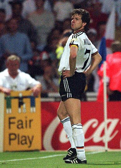 Triumphpose: Andreas Möller feiert seinen Elfer bei der EM 1996.