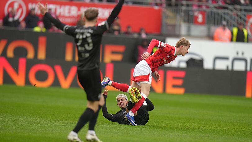 Kampfspiel: Kaiserslauterns Mika Haas im Duell mit dem F&uuml;rther Aaron Keller.