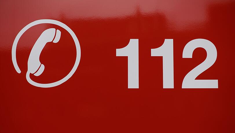 Weil die Frau hilflos wirkt, r&uuml;ckten die Kr&auml;fte aus. (Symbolbild)