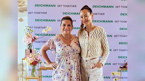 Die schwangere Jeanette Biedermann (l.) mit F&uuml;nffach-Mutter Alessandra Meyer-W&ouml;lden: keine Tipps, aber viel Verst&auml;ndnis.