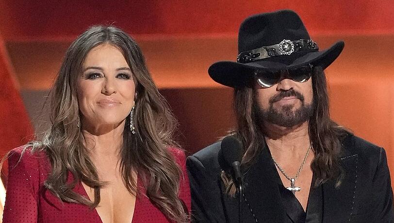 Liz Hurley und Billy Ray Cyrus haben ihre Beziehung im Jahr 2025 öffentlich gemacht. Liz Hurley und Billy Ray Cyrus haben ihre Beziehung im Jahr 2025 öffentlich gemacht.