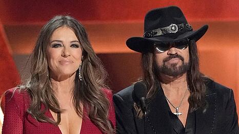 Liz Hurley und Billy Ray Cyrus haben ihre Beziehung im Jahr 2025 &ouml;ffentlich gemacht.