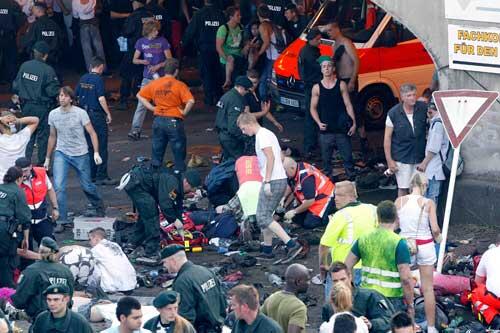 Ersthelfer kümmern sich um die Verletzten.