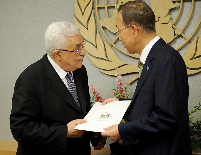 Der erste Schritt auf dem Weg zur Vollmitgliedschaft in den Vereinten Nationen: Mahmud Abbas (l.) übergibt Generalsekretär Ban Ki-Moon den Aufnahmeantrag Palästinas.