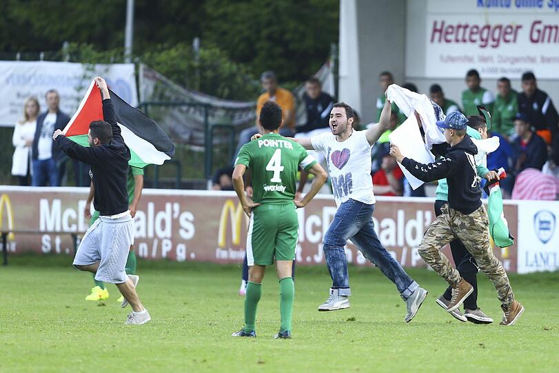 Hass und Gewalt: Prügel-Fans stürmen das Feld mit Palästina-Fahnen und gehen auf die Spieler der israelischen Mannschaft los. Die Bilder.