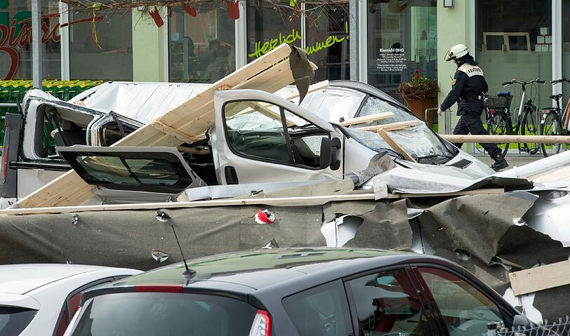 Diese Autos auf einem Parkplatz in Weilheim wurden fast alle unter Holzwänden begraben.