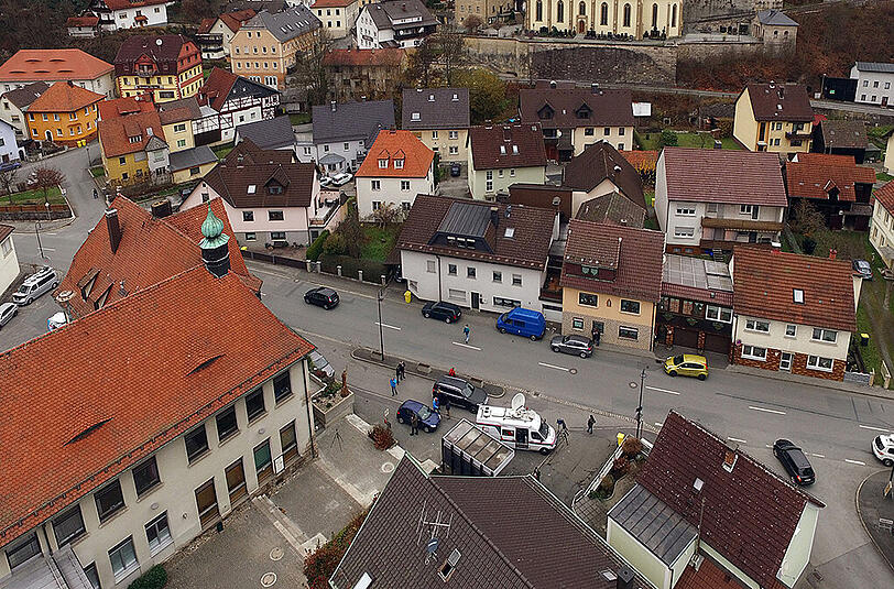 Die Ermittlungen dauern weiter an. Noch immer suchen die Ermittler nach der früheren Bewohnerin (45) des Hauses.