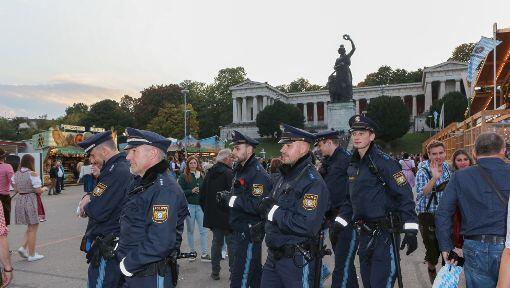 Die AZ hat die Polizisten der Wiesnwache für einen Tag begleitet: Wegerklärungen, "Kotzhügel"-Besuche, Festnahmen und einiges mehr - klicken Sie sich durch die Bilderstrecke. Die AZ hat die Polizisten der Wiesnwache für einen Tag begleitet: Wegerklärungen, "Kotzhügel"-Besuche, Festnahmen und einiges mehr - klicken Sie sich durch die Bilderstrecke.