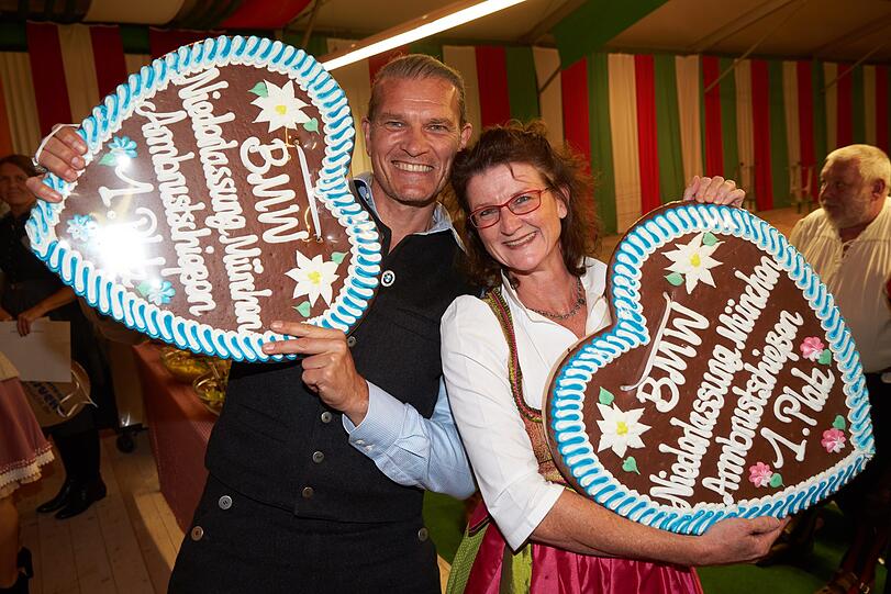 Gewinner des Schießwettbewerbs: Götz Otto (1. Platz Herrenwertung) und Heike Priggemeyer (1. Platz Damenwertung)