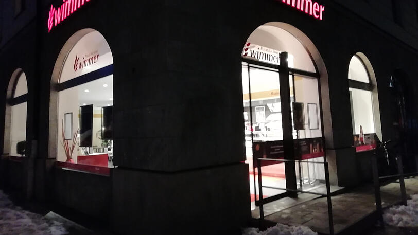 Wagmüllerstraße 19: Zwei der 17 aufgegebenen Schalterhallen werden "schon" wieder genutzt: von der Bäckerei Wimmer wie hier.
