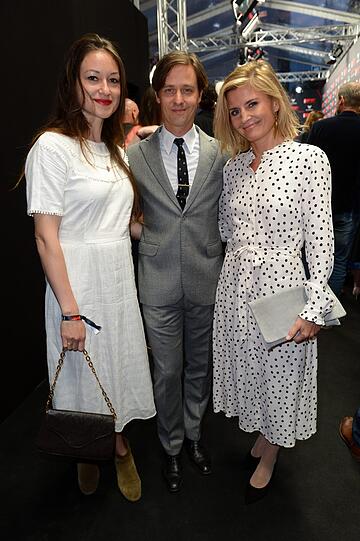 Tom Schilling und Frau Annie Mosebach (li.) mit Justyna Muesch