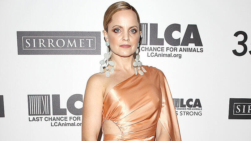 Mena Suvari setzt ihre schlanken Kurven gekonnt in Szene
