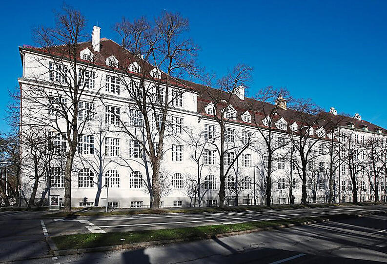 Die Grund- und Hauptschule an der Führichstraße.