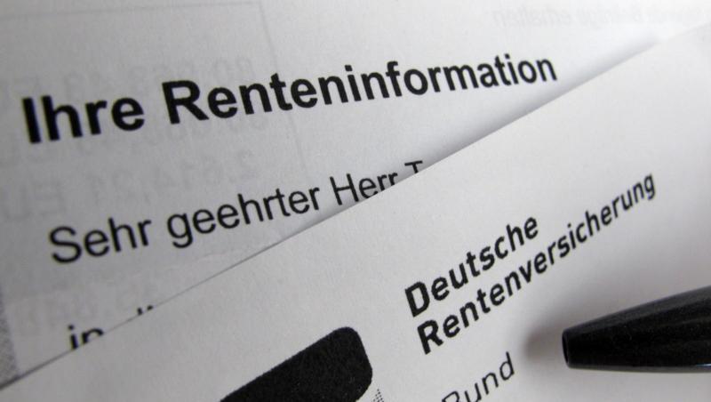 51,4 Prozent der Altersrenten betrugen im vergangenen Jahr weniger als 900 Euro. 51,4 Prozent der Altersrenten betrugen im vergangenen Jahr weniger als 900 Euro.