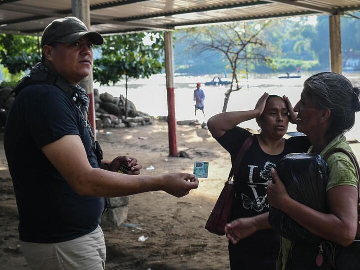 Ein Mitarbeiter der mexikanischen Einwanderungsbehörde verweigert zwei Frauen aus Guatemala die Einreise.