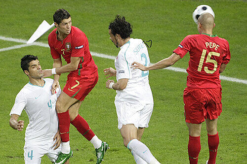 Portugals Torschütze Pepe (r.) mit Cristiano Ronaldo (2.v.l.) im Spiel gegen die Türkei
